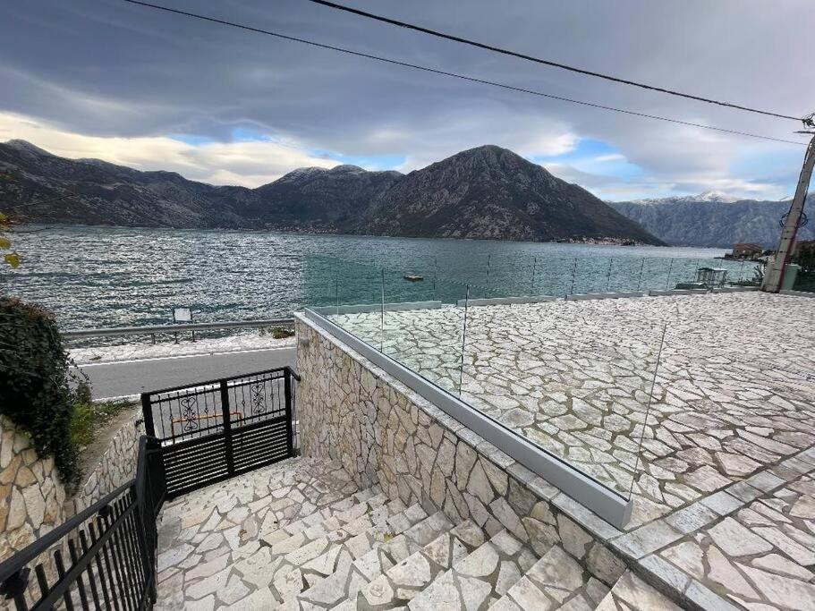 Modern Waterfront 3-Bed Apartment Donja Kostanjica Luaran gambar