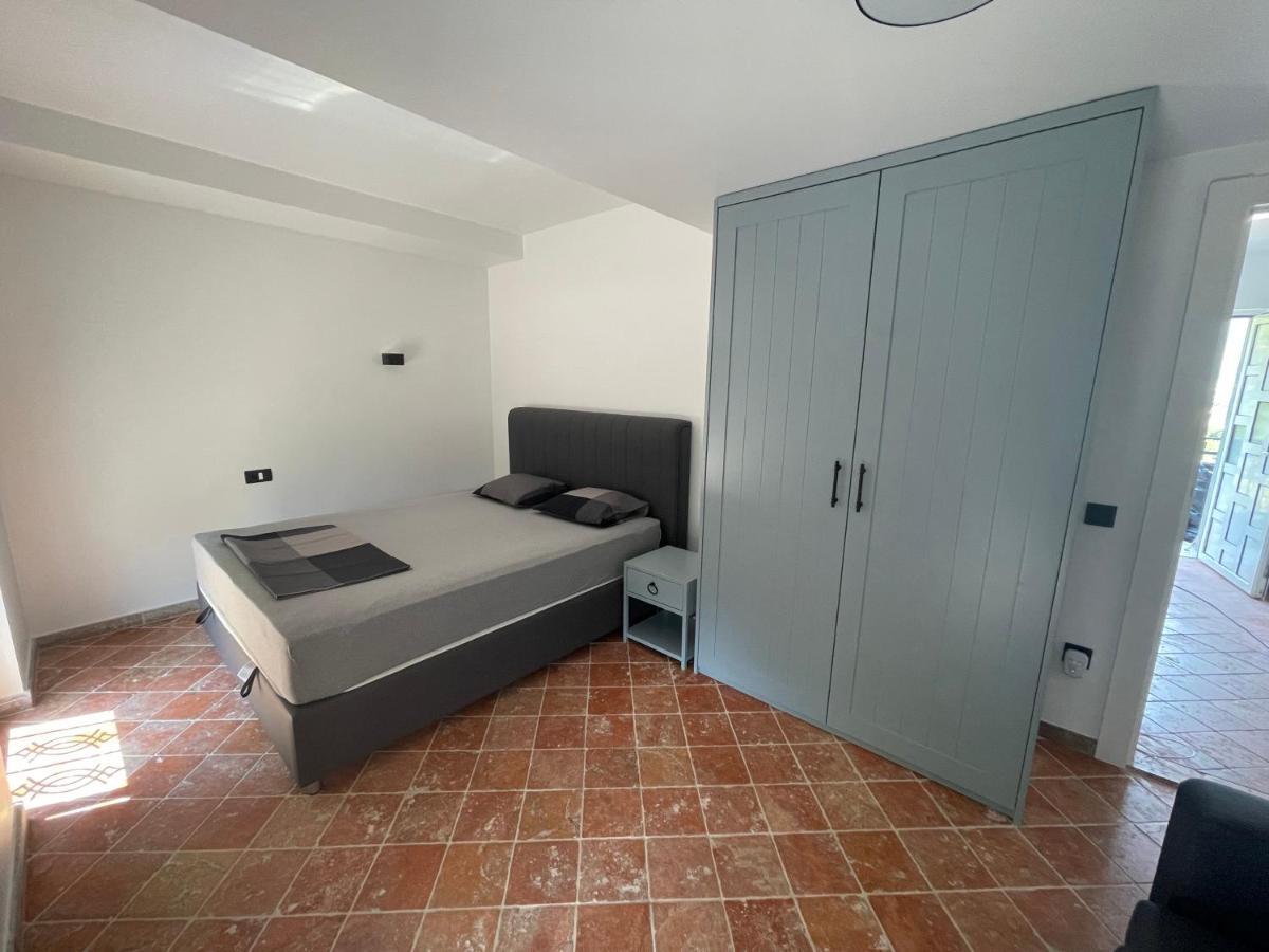 Modern Waterfront 3-Bed Apartment Donja Kostanjica Luaran gambar