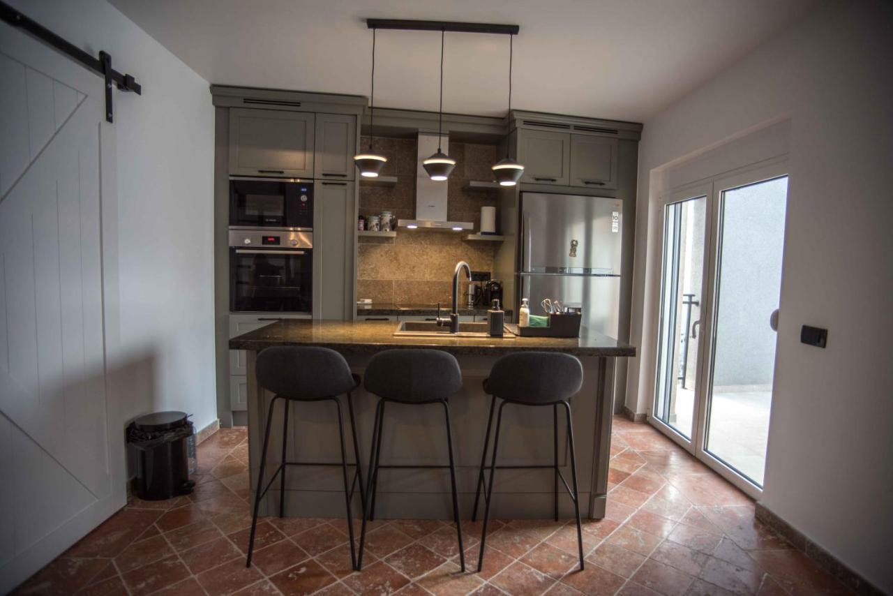 Modern Waterfront 3-Bed Apartment Donja Kostanjica Luaran gambar